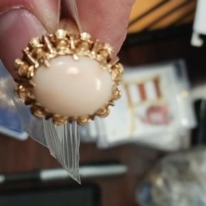 Vintage 18kt gold ring with a large beautifully white and pink coral stone